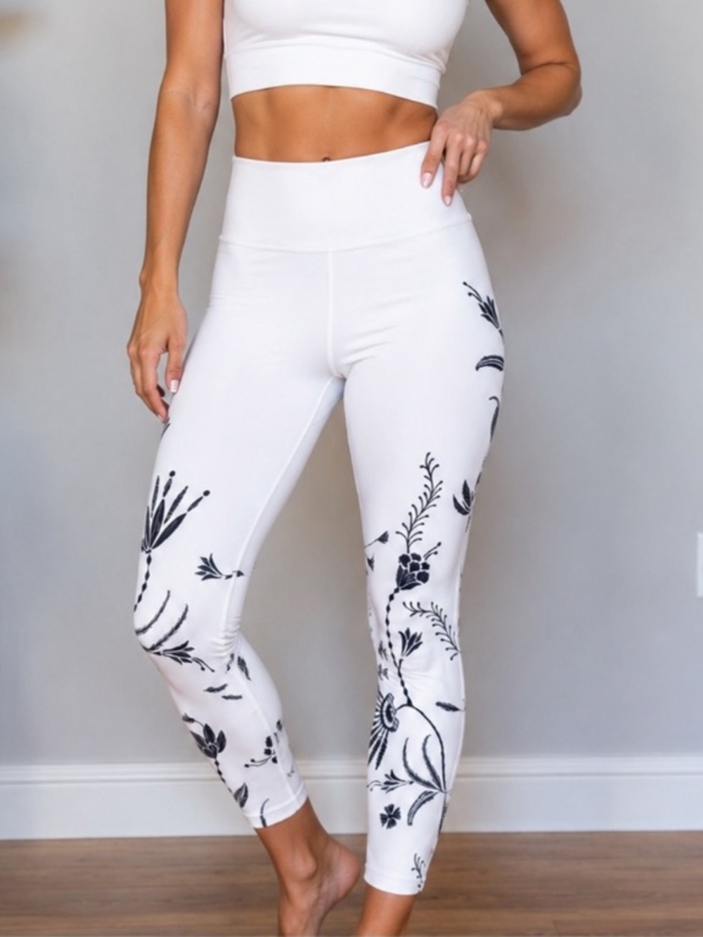 Like new Athleta white with black floral design 25’ in inseam leggings sz XS